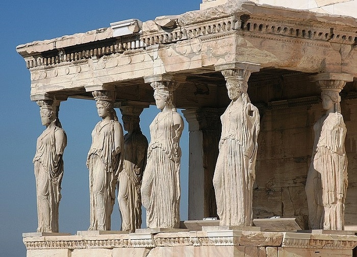 Estatuas femeninas o cariátides que sirven de columnas en templo griego