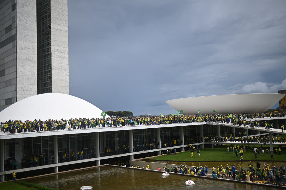vista-general-del-disturbio Miles de partidarios de Bolsonaro invaden el Congreso, la Presidencia y el Supremo de Brasil