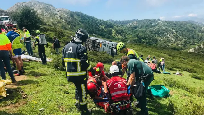 Siete personas hospitalizadas tras volcar un autobús con 49 ocupantes, la mayoría niños, en los Lagos de Covadonga.