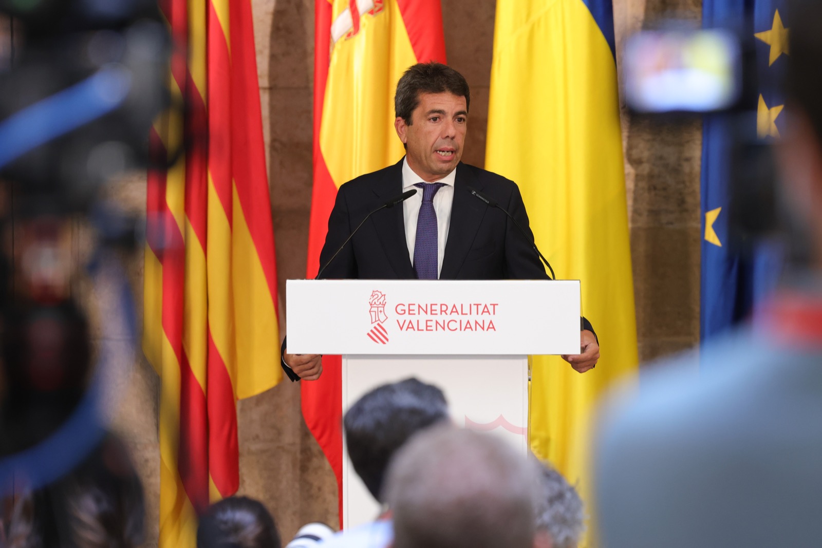 El nuevo presidente de la Comunidad Valenciana en una rueda de prensa anunciando a su equipo de gobierno