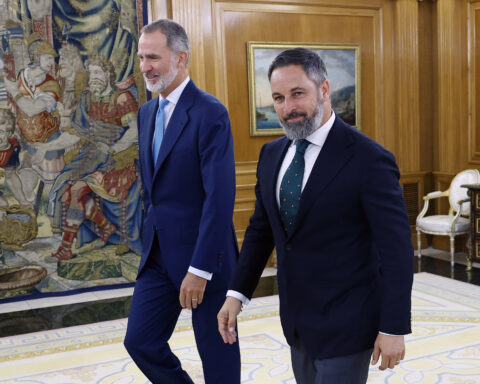 El Rey Felipe VI recibe al líder de Vox, Santiago Abascal, mientras continúa su ronda de consultas con los dirigentes políticos antes de proponer candidato a la Presidencia del Gobierno, este martes en el Palacio de la Zarzuela. EFE/ Chema Moya POOL