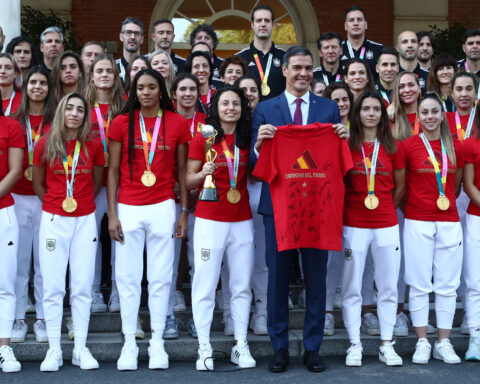 El presidente del Gobierno junto a las jugadoras de la selección femenina de fútbol | Pool Moncloa/Fernando Calvo