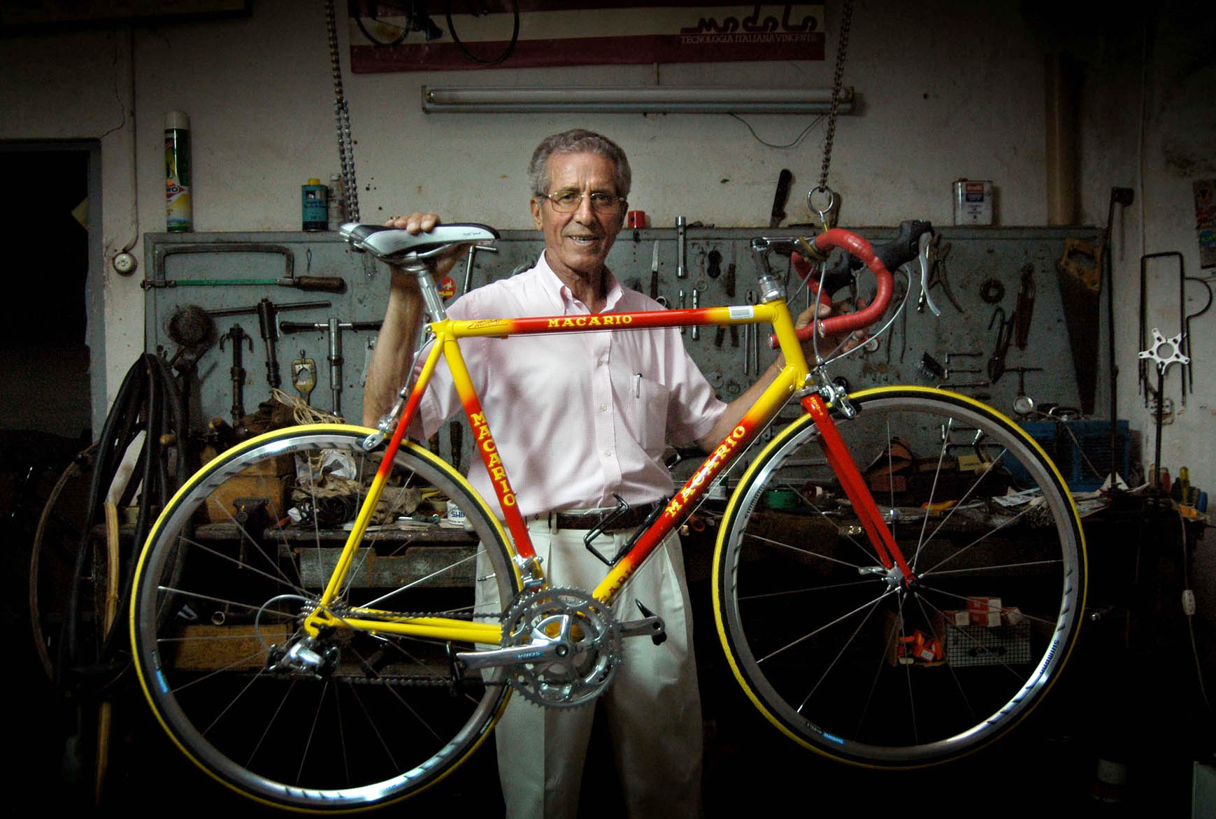 Federico Martín Bahamontes, ciclista profesional de ruta en su tienda de bicicletas en Toledo en 2005 | Michiel Hendryckx