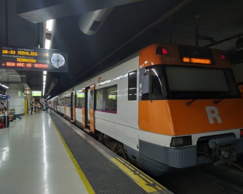 Tren de la línea R4 en la estación de Barcelona Sants | Alteo31300/Commons