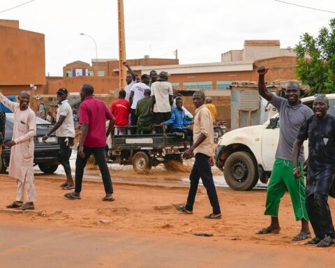 Hombres nigerinos se reúnen para una protesta contra Francia en Niamey, Níger, el viernes 11 de agosto de 2023 | Sam Mednick / The Associated Press