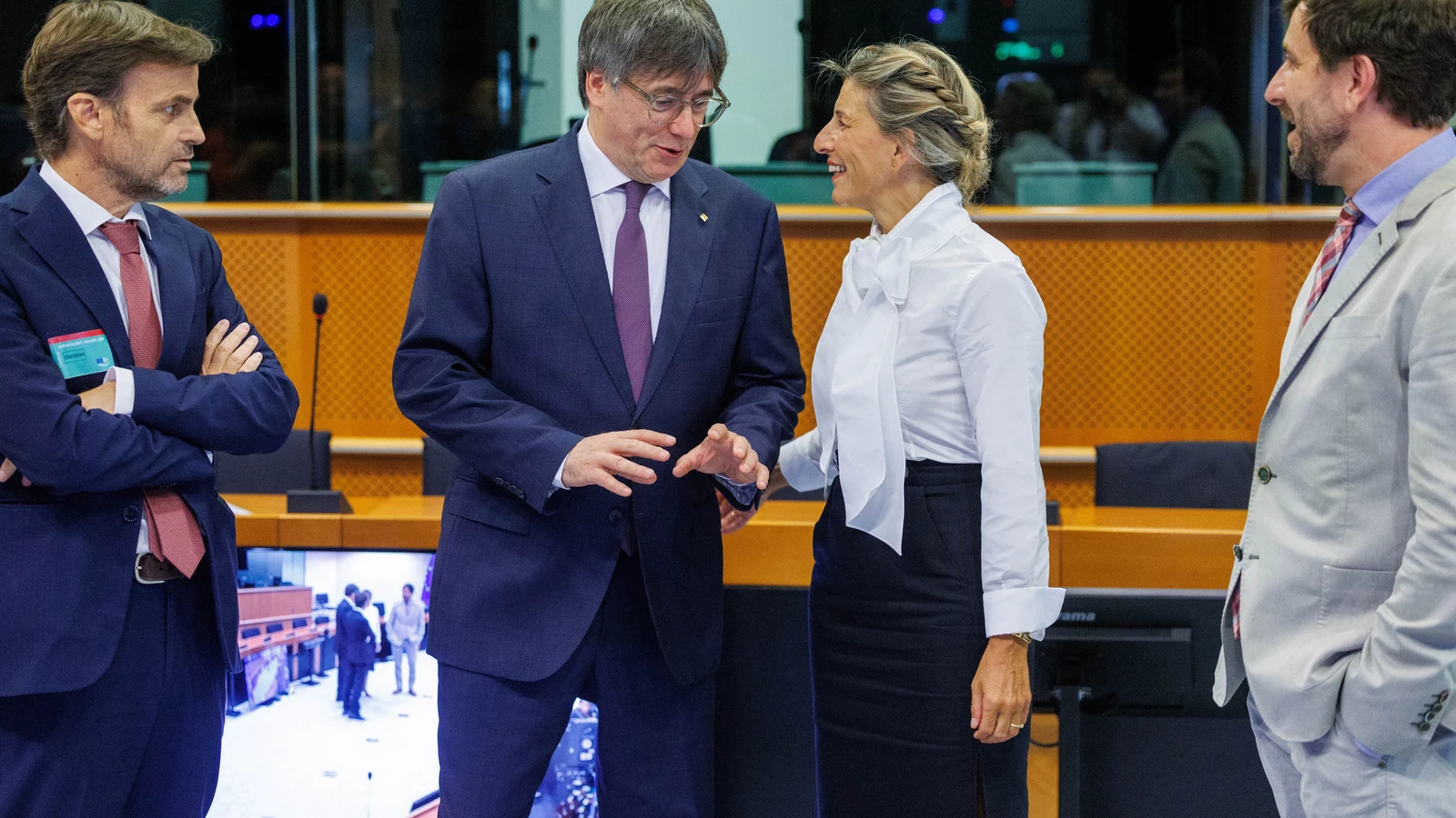 El eurodiputado de Junts, Carles Puigdemont, junto a la líder de Sumar, Yolanda Díaz, en el Parlamento Europeo |  POLIVIER MATTHYSEFE