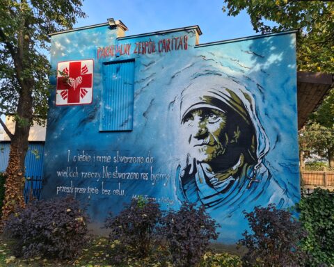 Mural en la sede de Cáritas dedicado a la Madre Teresa en Wołomin | Happa